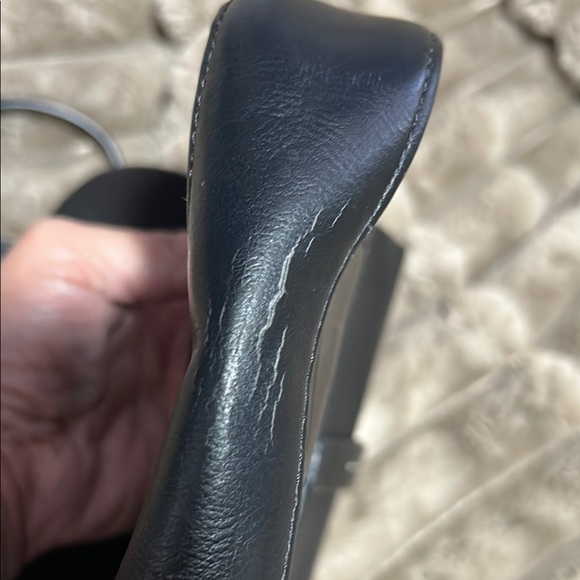 Elegant Black Crossbody Bag with Structured Design - Picture 6 of 10